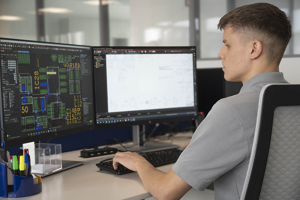 Yoann from STRATEC sitting in front of two monitors on his desk