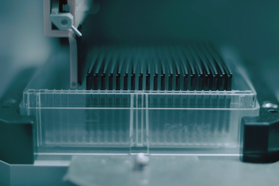 STRATEC’s medical device filling the module with several testing tubes